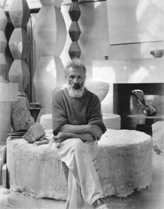 constantin_brancusi_in_atelierul_sau_parizian